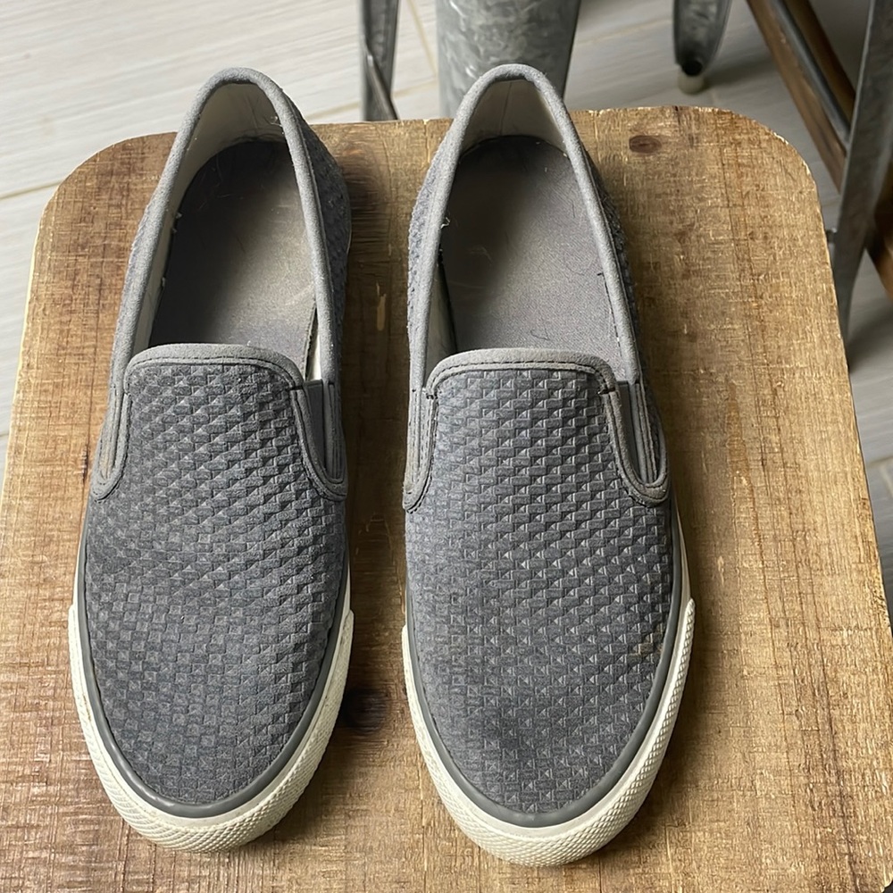 Sperry size 7 slip on tennis shoe.
